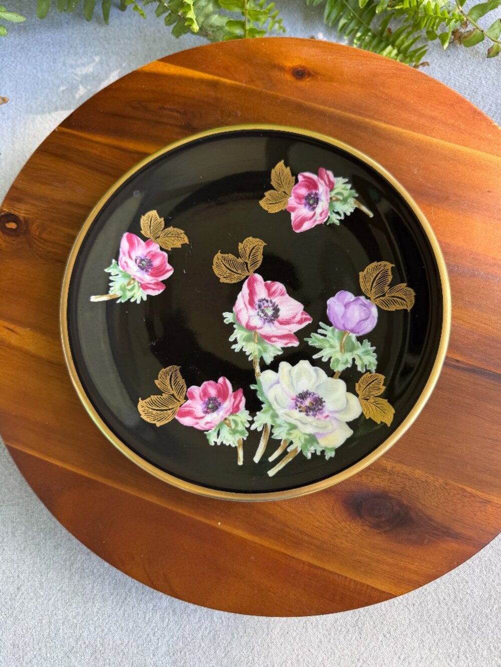 RW Bavaria Black Plate – Gold Rim with Pink and White Anemones